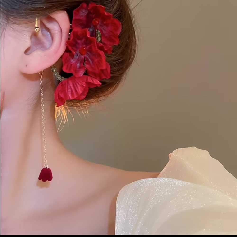 Chic Red Floral Ear Cuff with Gold Chain